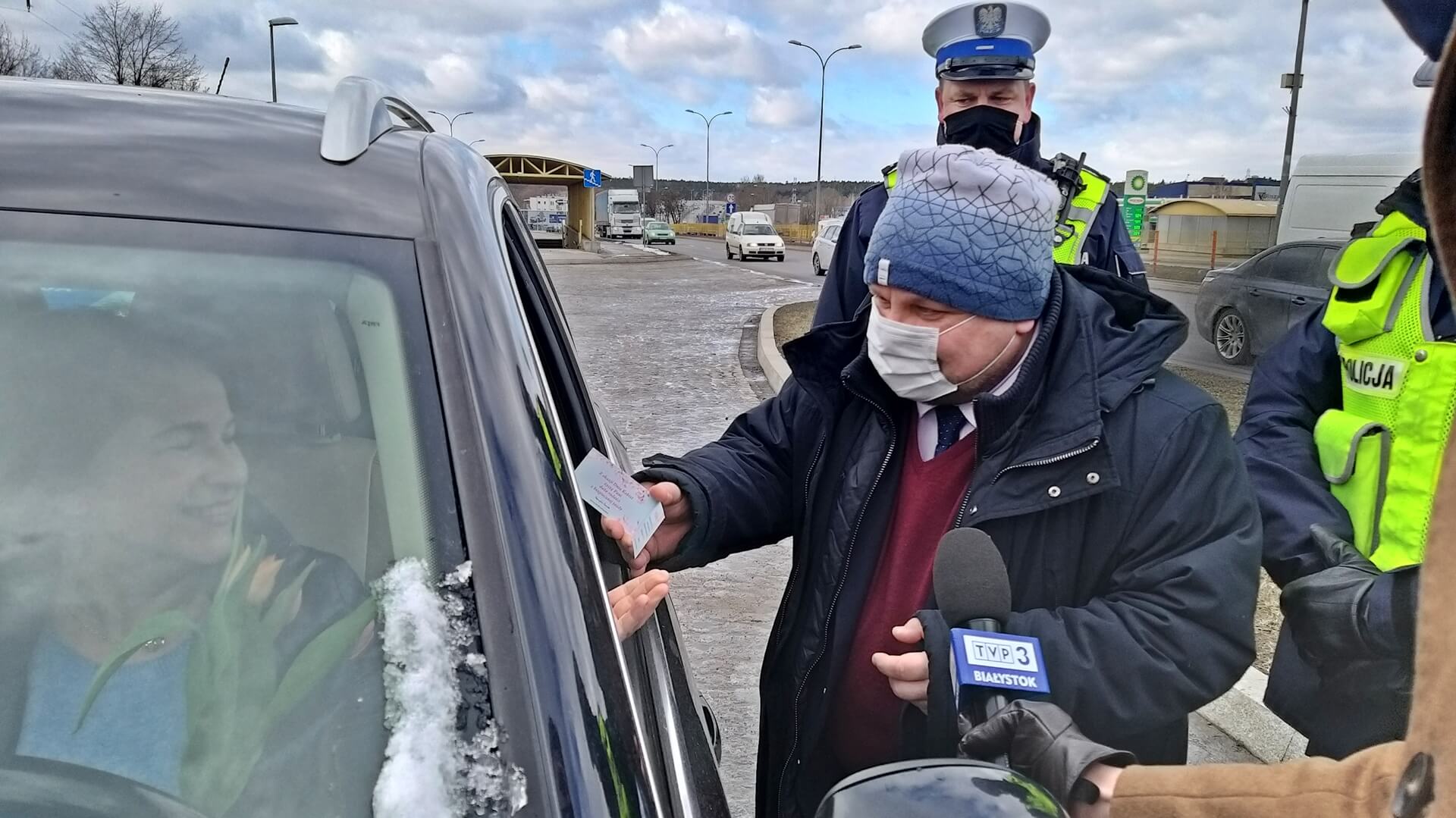 Tulipany zamiast mandatu - wspólna akcja policji i białostockiego WORD-u