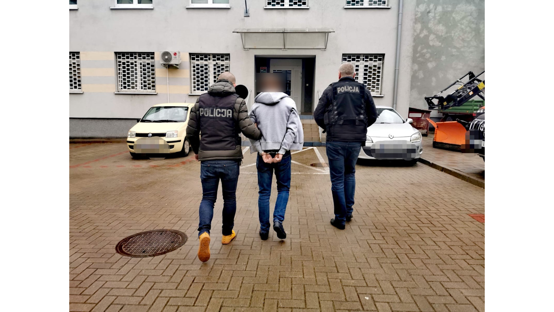 Policjanci zatrzymali cztery osoby podejrzewane o kradzieże kosmetyków i handel narkotykami