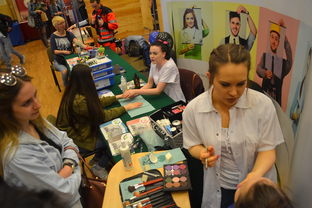 Uczniowie zapoznawali się z ofertami uczelni i lokalnych firm - Targi Pracy i Kariery w Augustowie