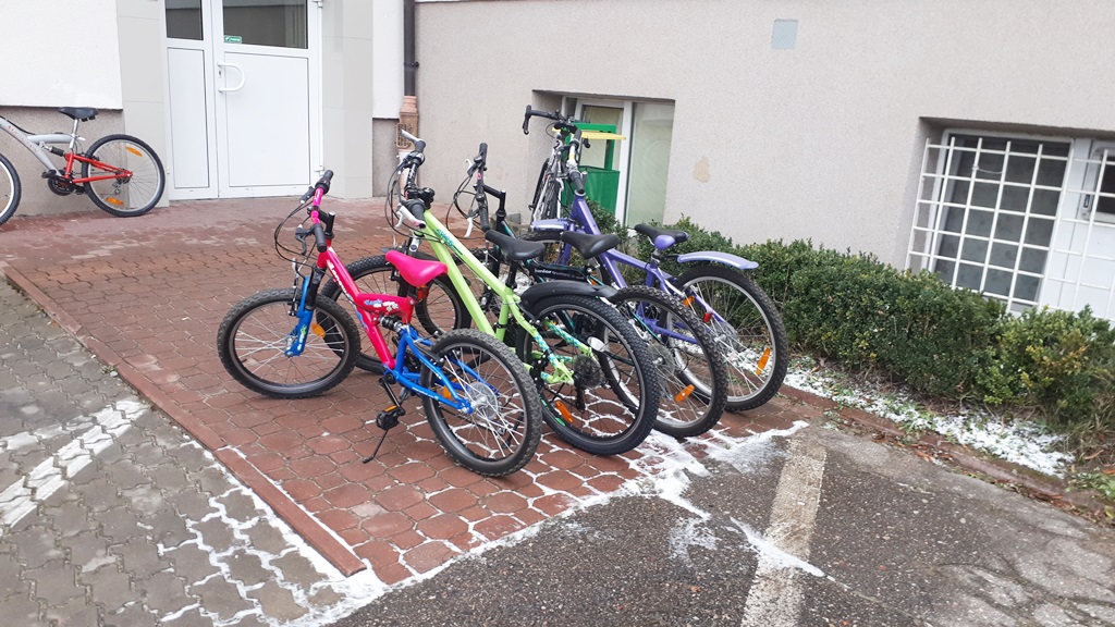Stare jednoślady zyskały drugie życie – blisko 70 wyremontowanych rowerów trafi do białostockich domów dziecka