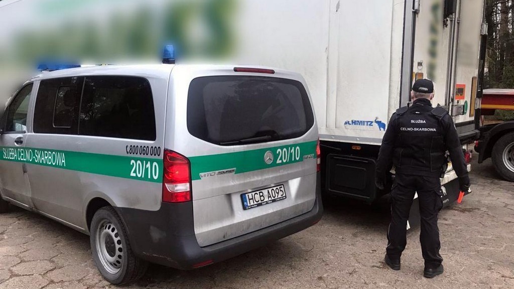 Nielegalny imigrant chciał dotrzeć do Francji - ukrył się w ciężarówce pełnej cytryn