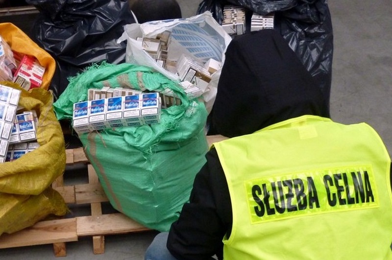 Celnicy przechwycili kontrabandę na bazarze przy ul. Kawaleryjskiej w Białymstoku