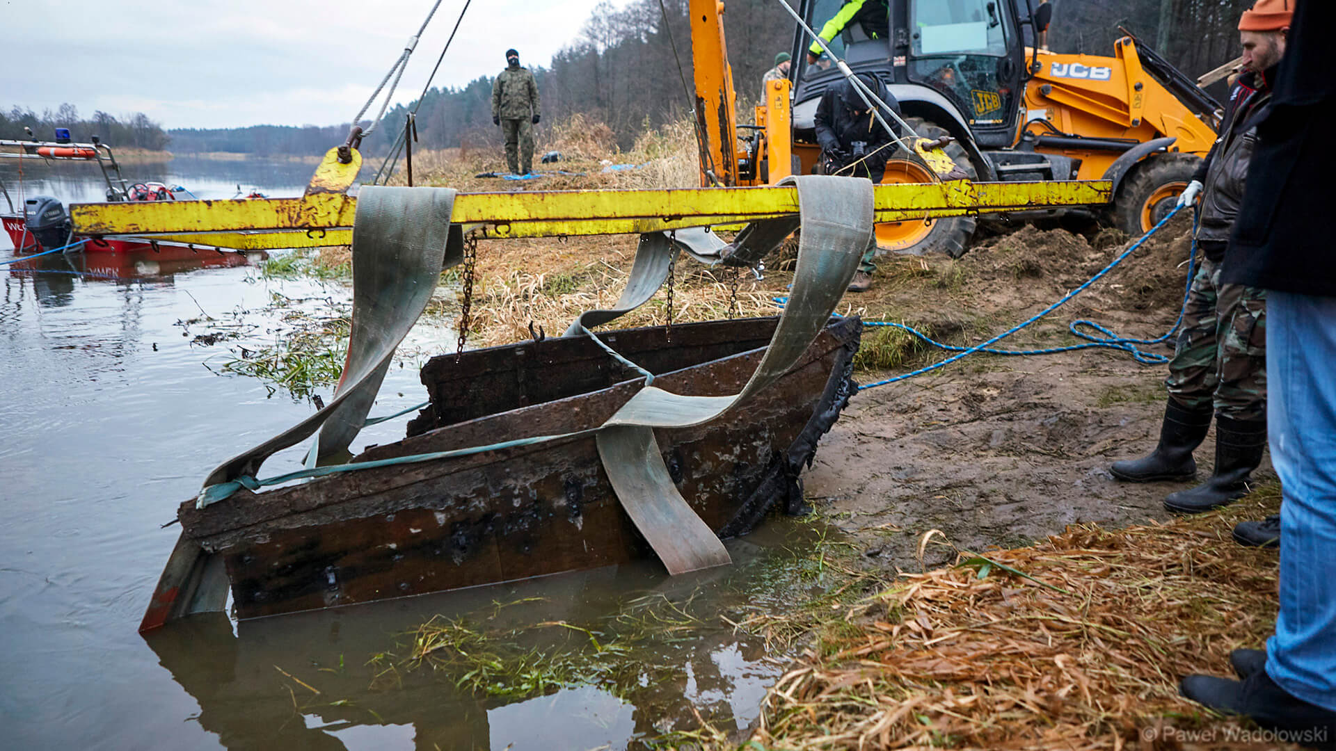 Historyczne znalezisko na dnie Narwi - nurkowie wydobyli łódź z czasów II wojny światowej