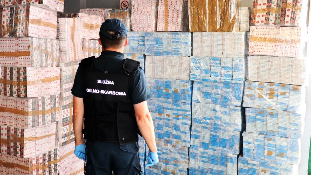 KAS udaremniła przemyt miliona sztuk papierosów w transporcie sosnowych desek [zdjęcia, wideo]