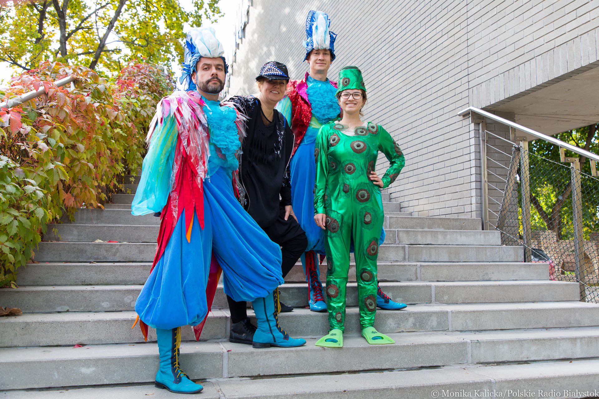 W kostiumach i śpiewająco - uczestnicy szykują się na sztafetę  "100 km na 100-lecie"