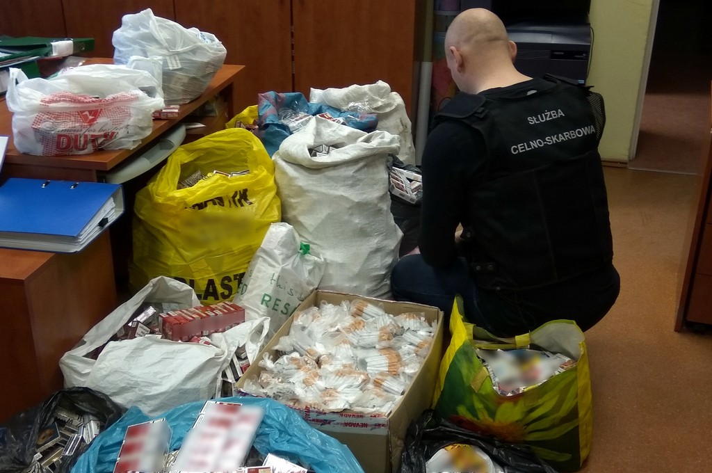 Papierosy były pochowane m.in. w stodołach, chlewie i ciągniku rolniczym - funkcjonariusze białostockiej KAS przechwycili kontrabandę