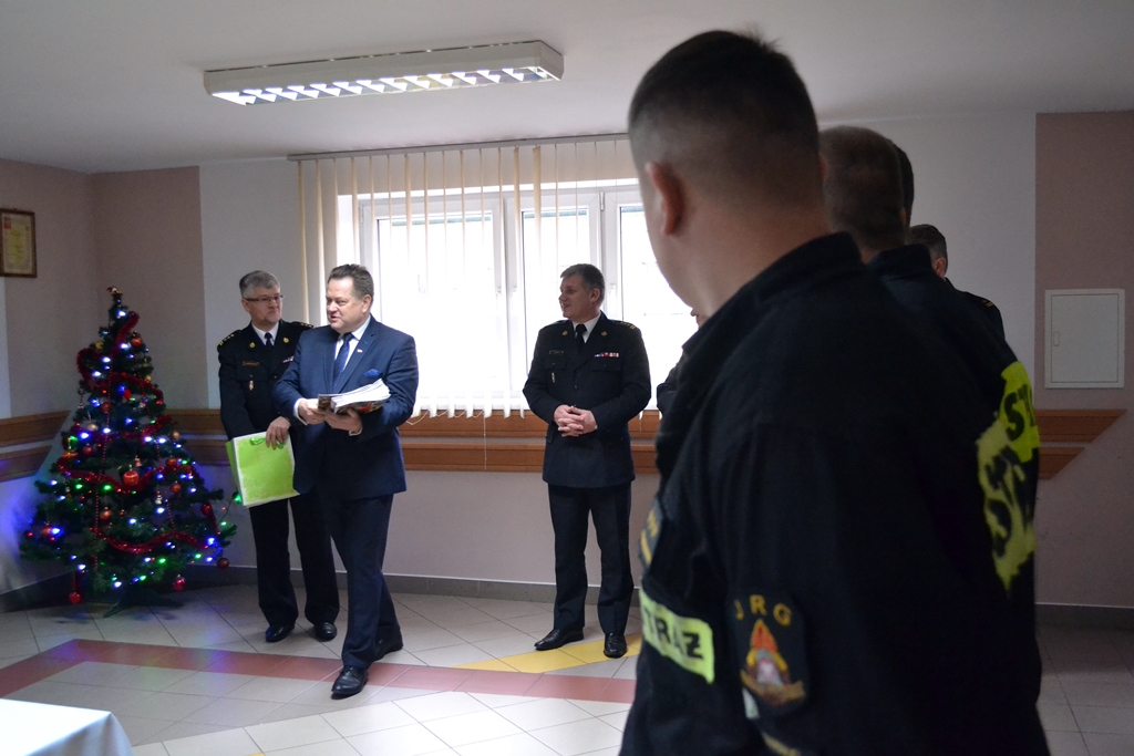 Minister i komendant wojewódzki na wigilii u suwalskich strażaków