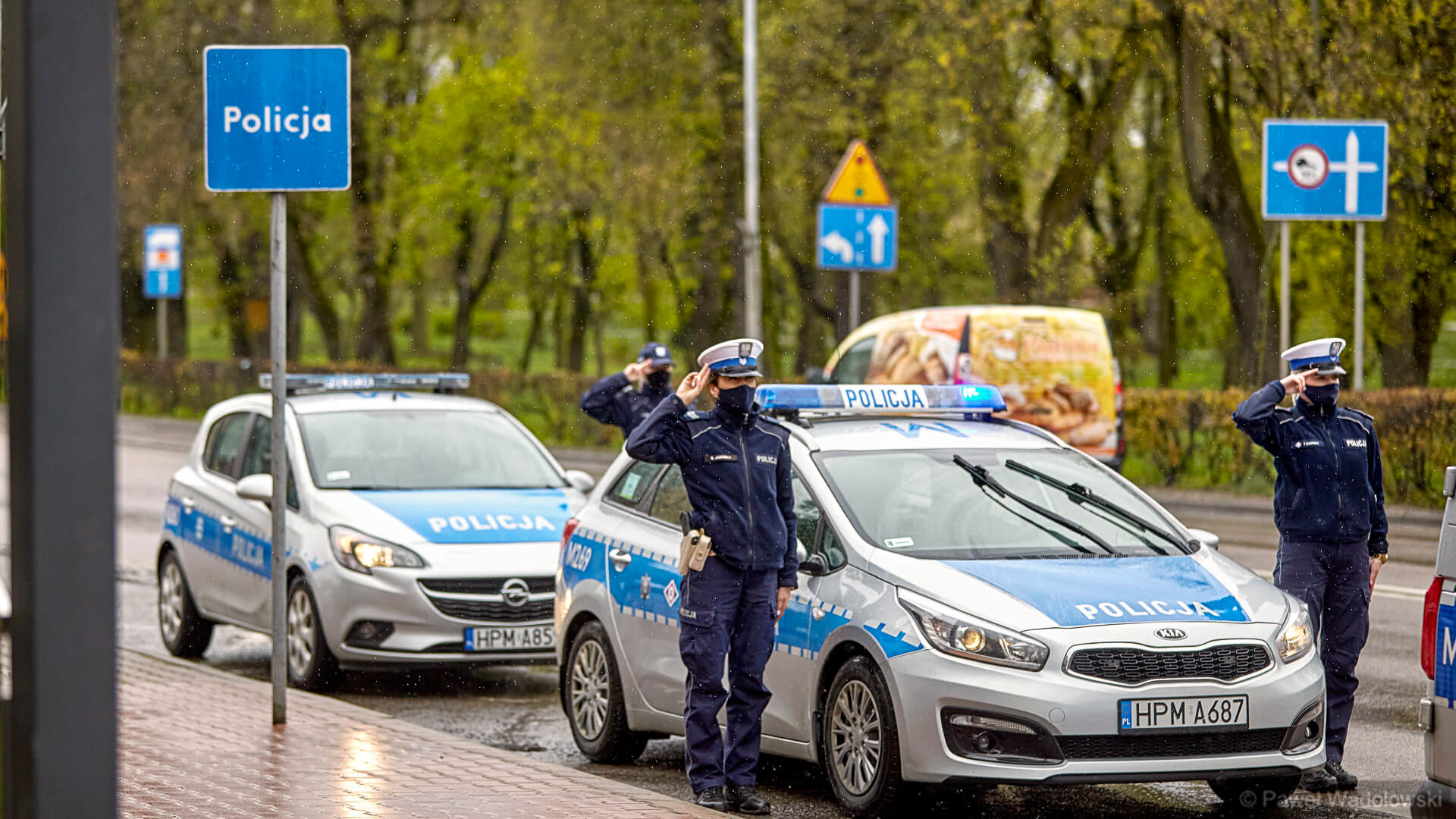 Włączone sygnały świetlne i dźwiękowe - podlascy policjanci żegnają kolegę zastrzelonego w Raciborzu [wideo]