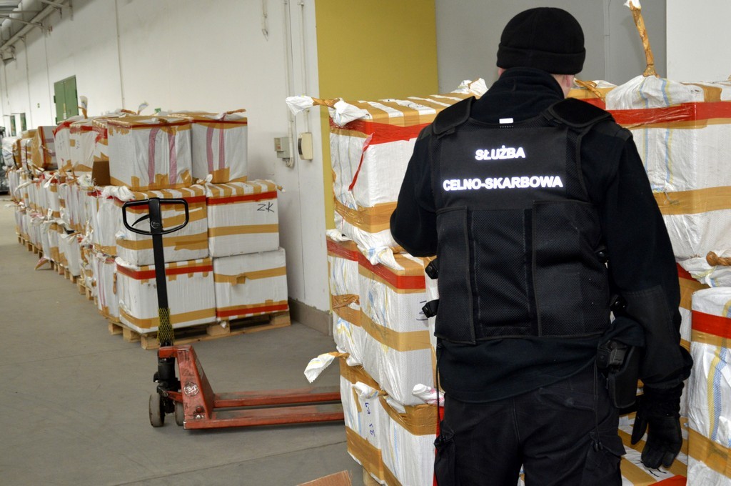 Celnicy zatrzymali na obwodnicy Augustowa transport podrabianych perfum i odzieży