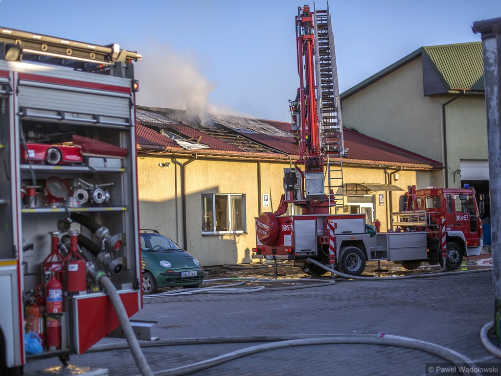 Na ponad 650 tys. zł oszacowano straty po pożarze hal produkcyjnych w Łomży