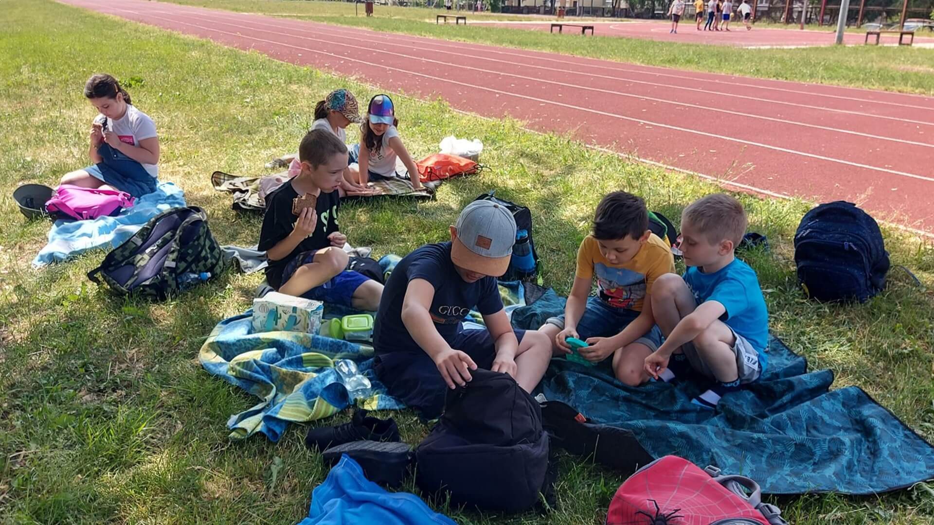 Posadzili rabaty i urządzili piknik ze zdrowym jedzeniem - EkoProjekt uczniów SP9 w Białymstoku