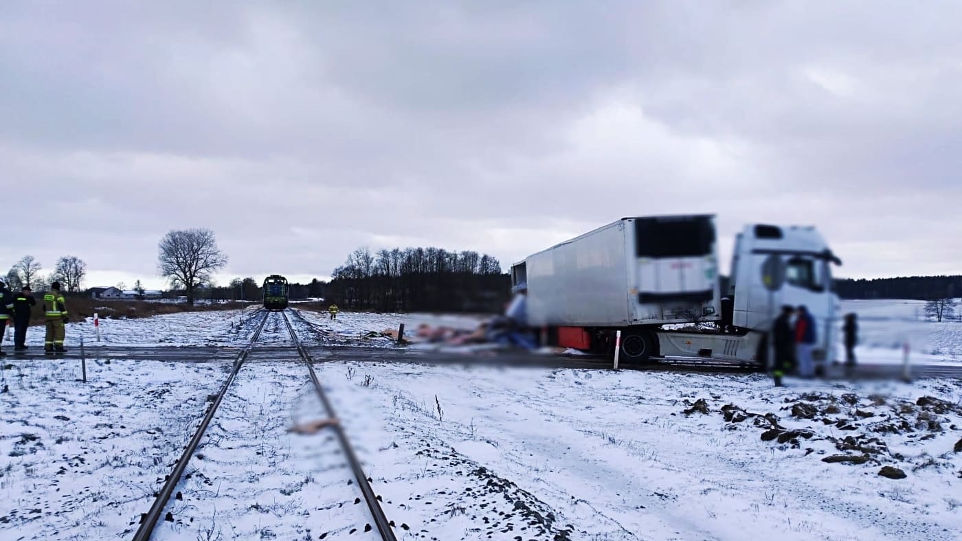Samochód ciężarowy zderzył się z lokomotywą w gminie Sokoły