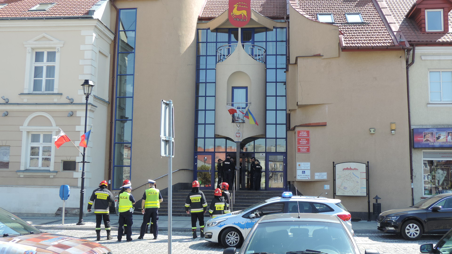 Ewakuacja pracowników łomżyńskiego ratusza - w budynku miała być bomba