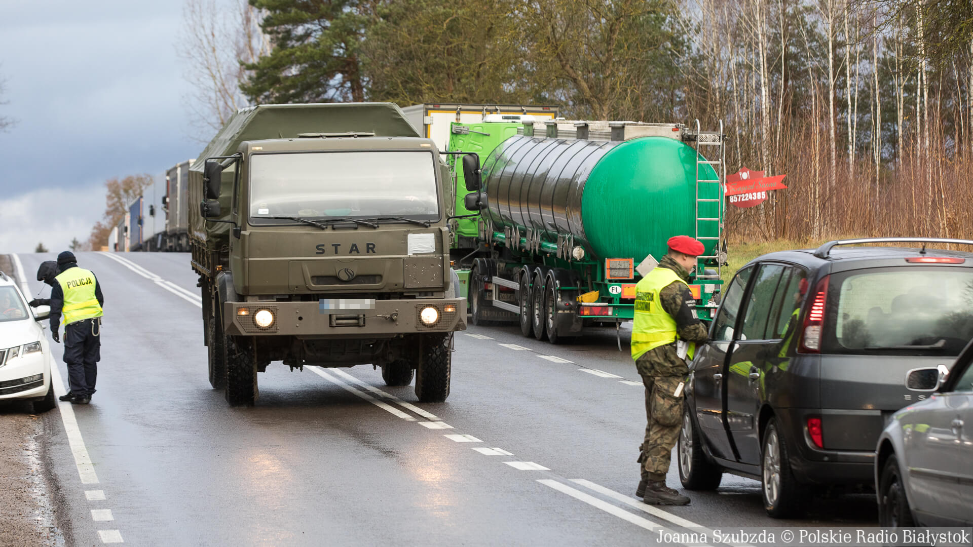 Kontrole aut przed Kuźnicą [zdjęcia, wideo]