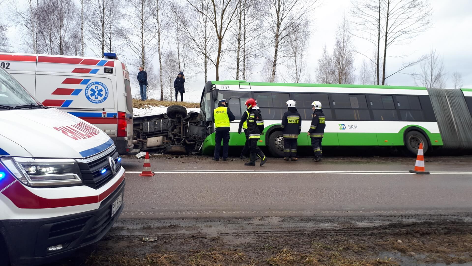 Wypadek autobusu komunikacji miejskiej między Łyskami a Choroszczą – 9 osób rannych