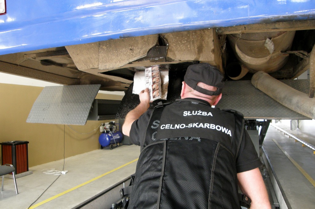 Ponad tysiąc paczek papierosów w misie olejowej autokaru - w Połowcach udaremniono przemyt