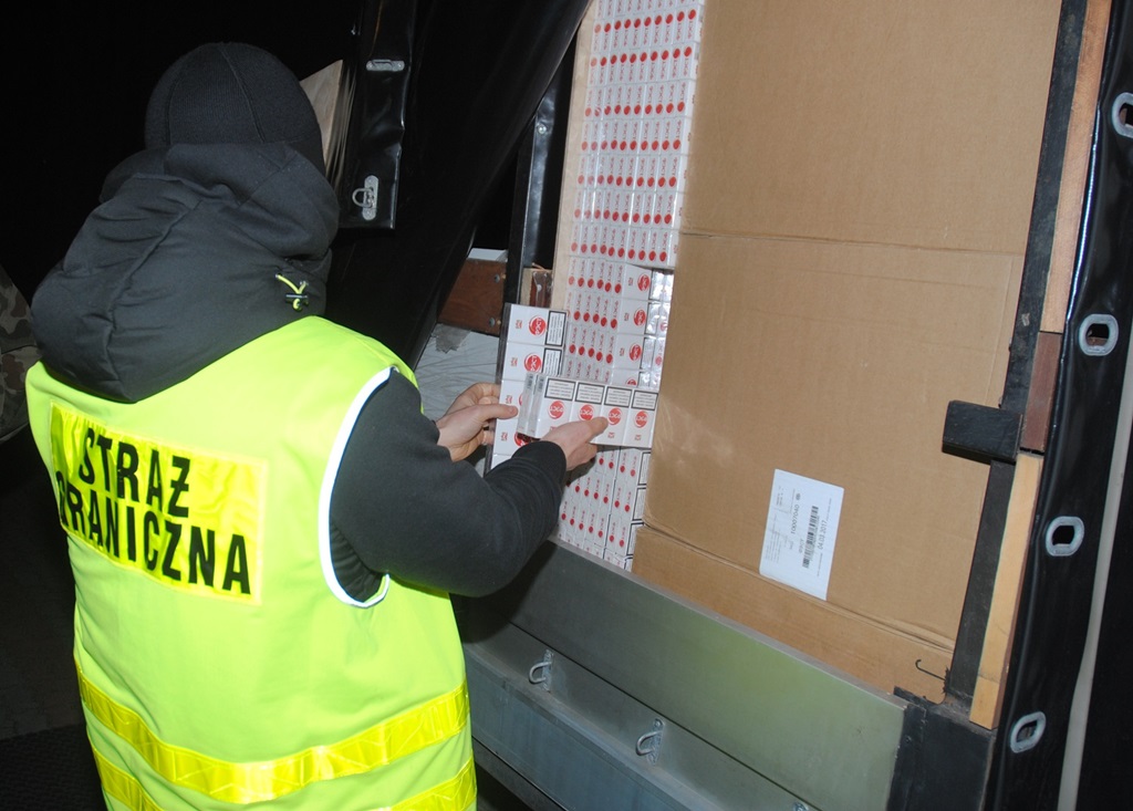 Dwa przemyty papierosów warte prawie milion złotych udaremnione