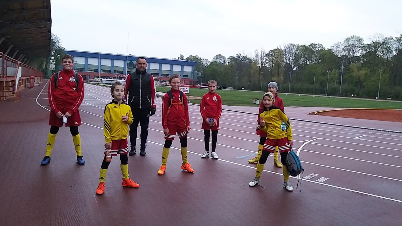 Po przymusowej przerwie, młodzi sportowcy chętnie korzystają z orlików i przyszkolnych boisk