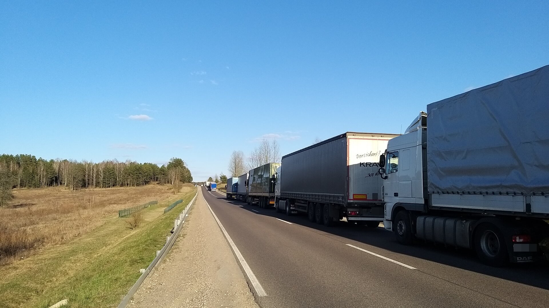 Kolejki na polsko-białoruskich przejściach granicznych w Podlaskiem