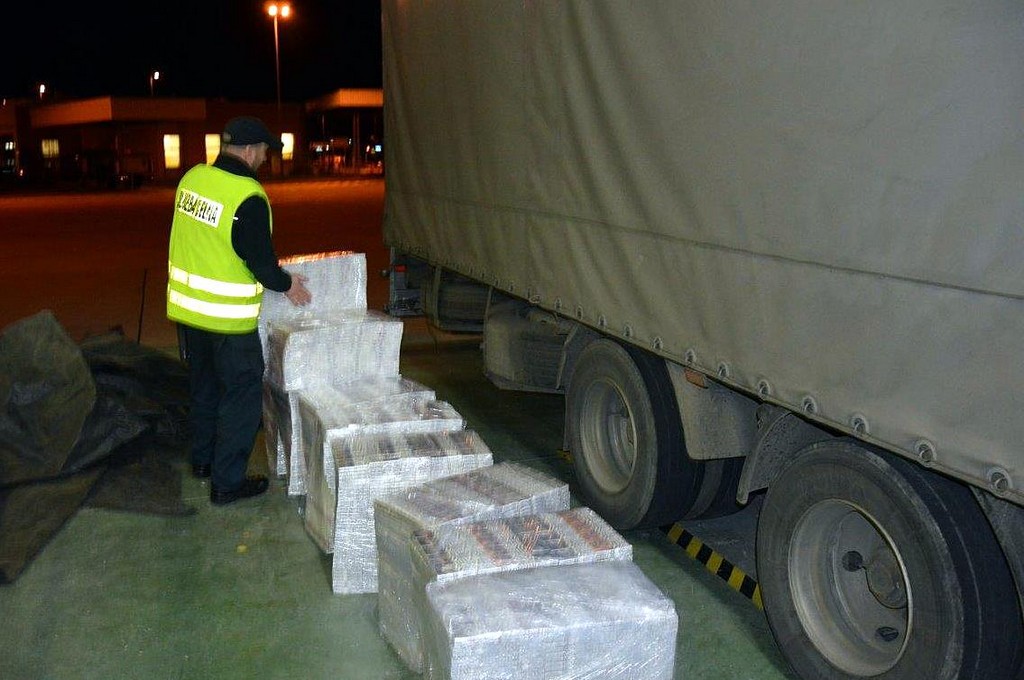 Nielegalne papierosy o wartości ponad 120 tys. zł w tirze - zarekwirowano je w Kuźnicy