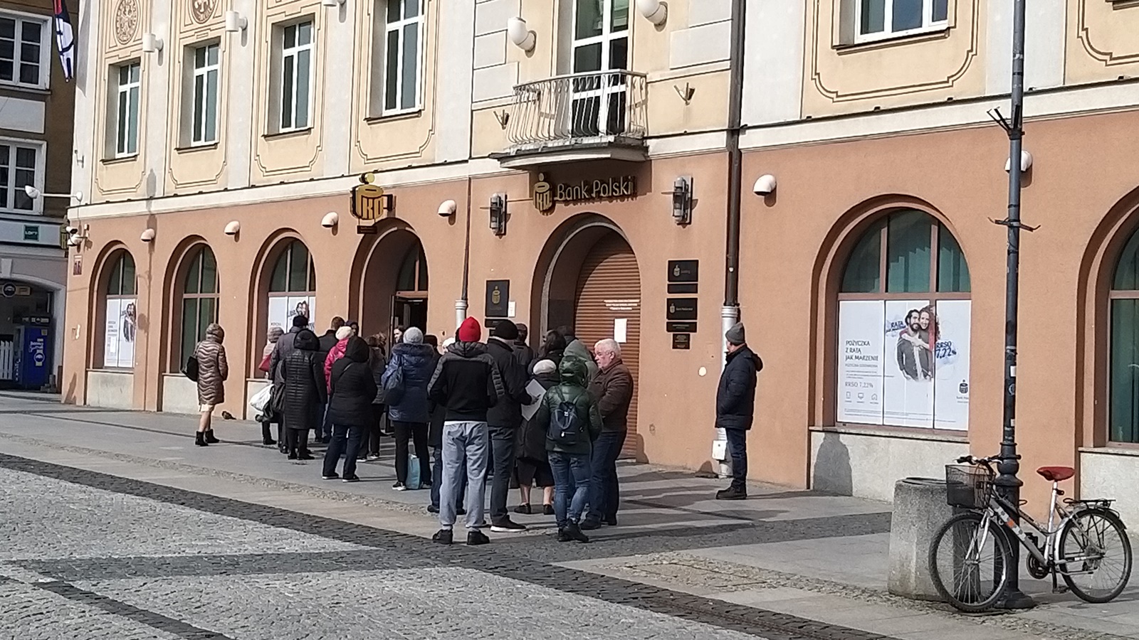 Kolejki przed białostockimi bankami - mieszkańcy wypłacają pieniądze