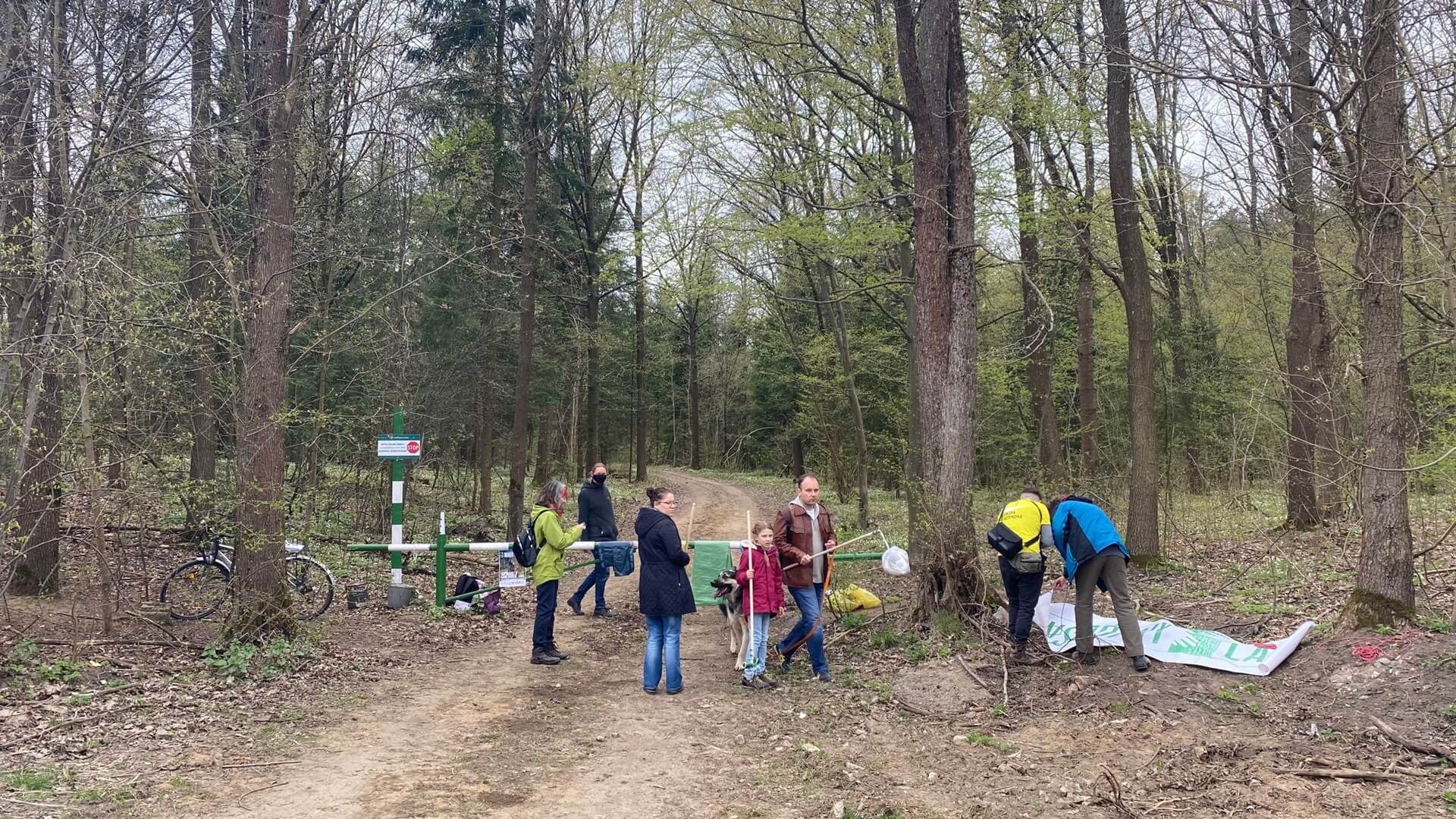 Grupa ochotników posprzątała Las Solnicki
