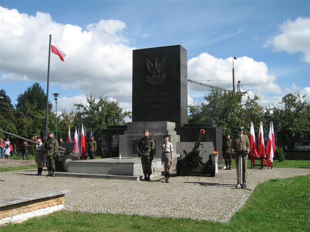 Sprzed pomnika Żołnierzy Września 1939 r. znikną radzieckie armaty