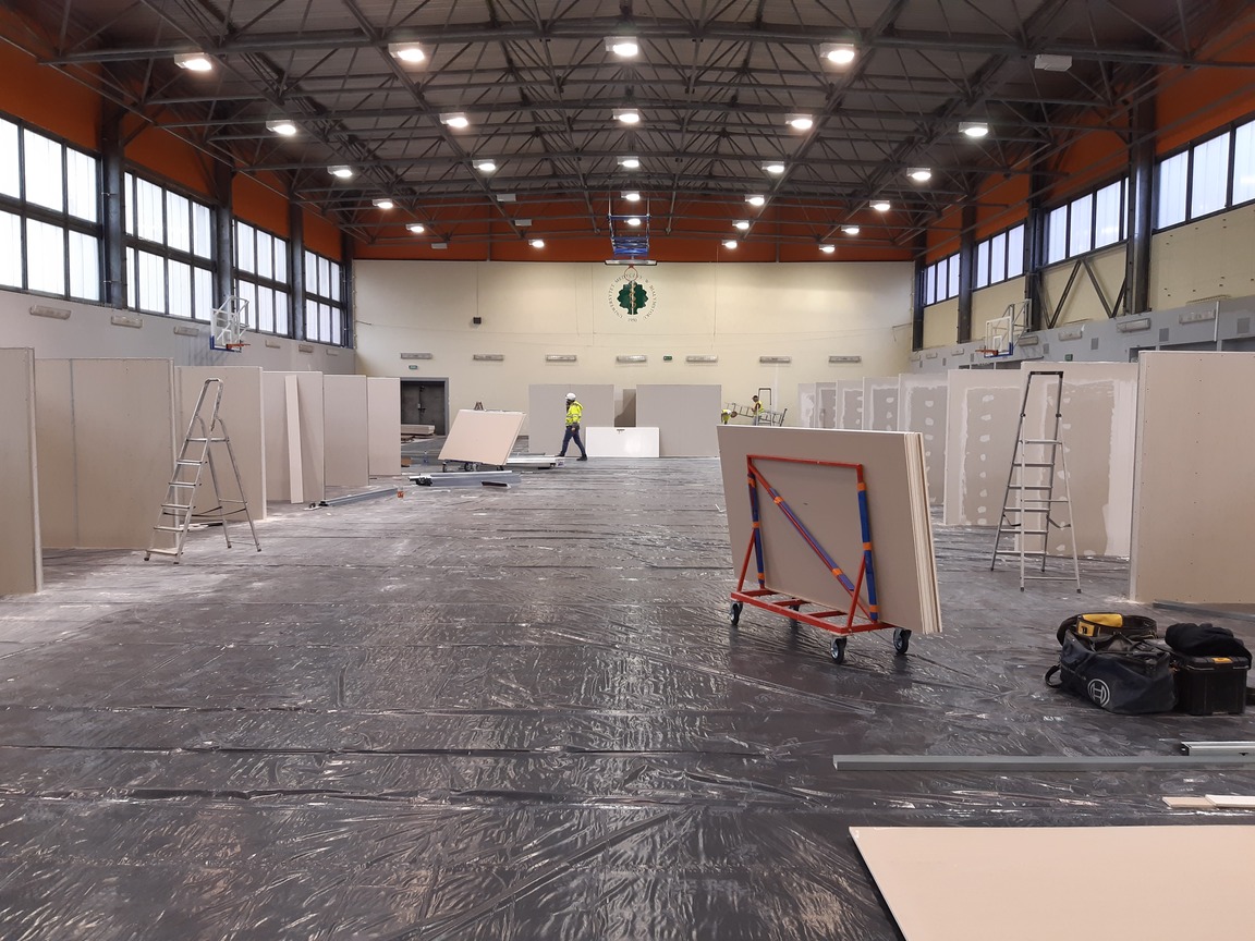 W hali sportowej UMB trwa budowa szpitala tymczasowego