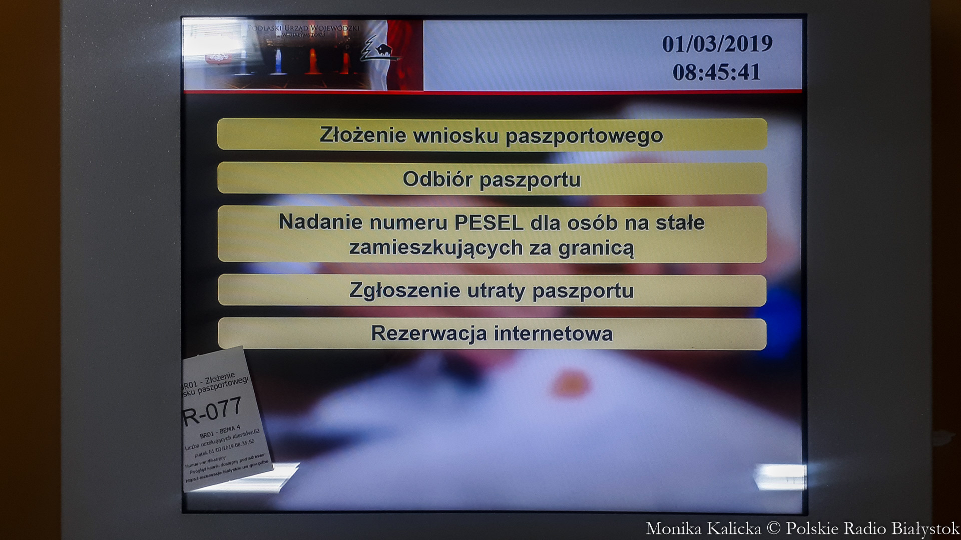 Ruch w biurach paszportowych - kolejki w Białymstoku