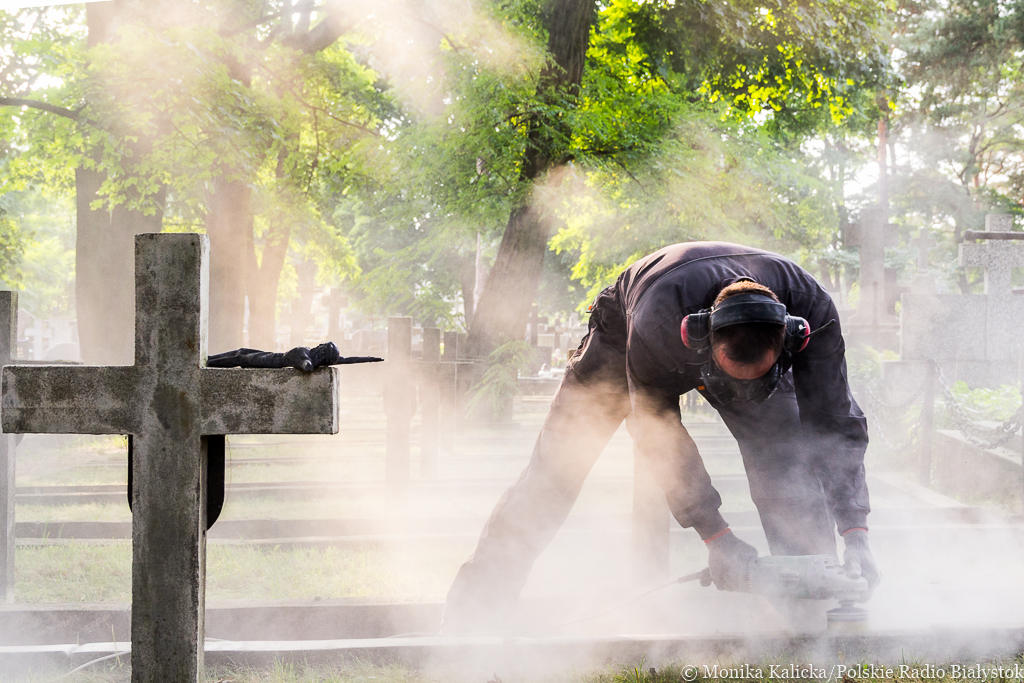 Rekonstruktorzy czyszczą groby żołnierzy na białostockim cmentarzu farnym