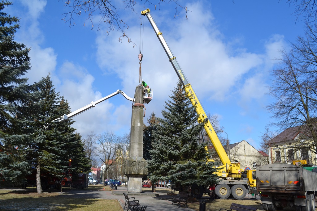 PRL-owski pomnik został usunięty z centrum Sejn