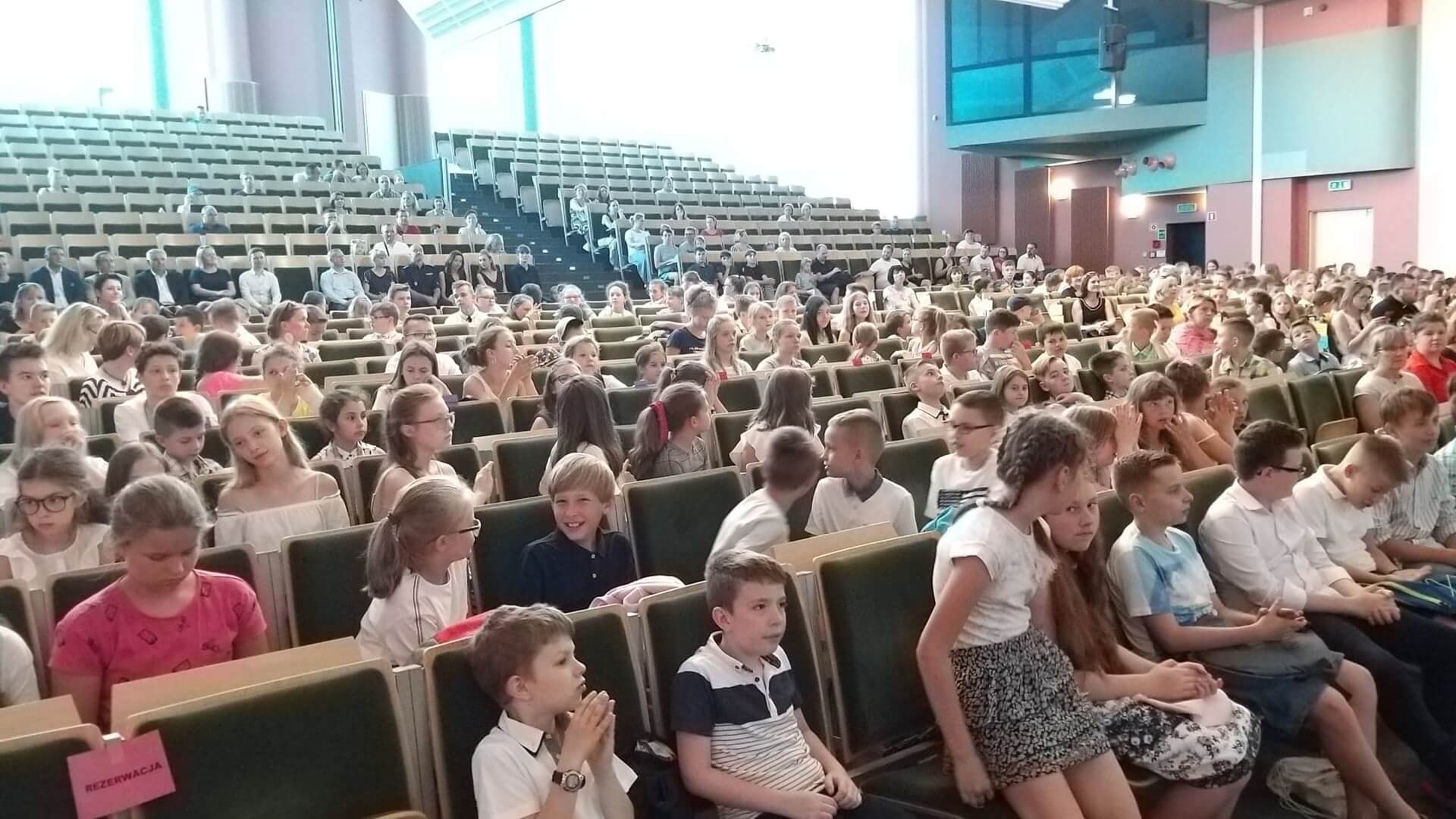 Mali studenci odebrali dyplomy – czas na zasłużone wakacje