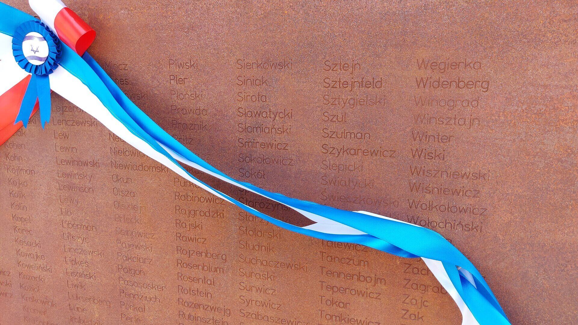 W Tykocinie odsłonięto pamiątkową tablicę z nazwiskami rodzin żydowskich pomordowanych przez Niemców