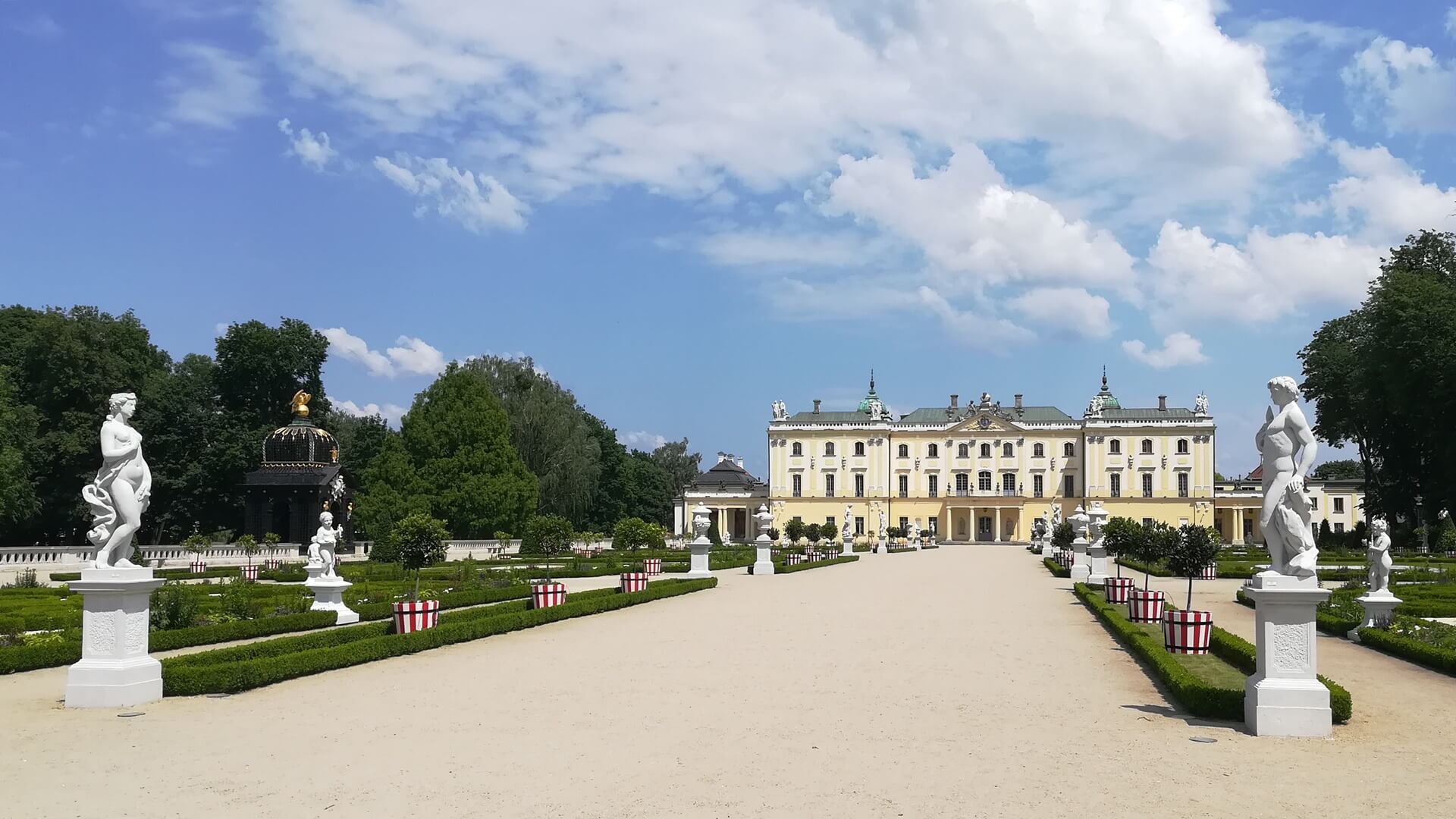 Seniorzy mogli wybrać się na spacer tematyczny i poznać historię Pałacu Branickich w Białymstoku