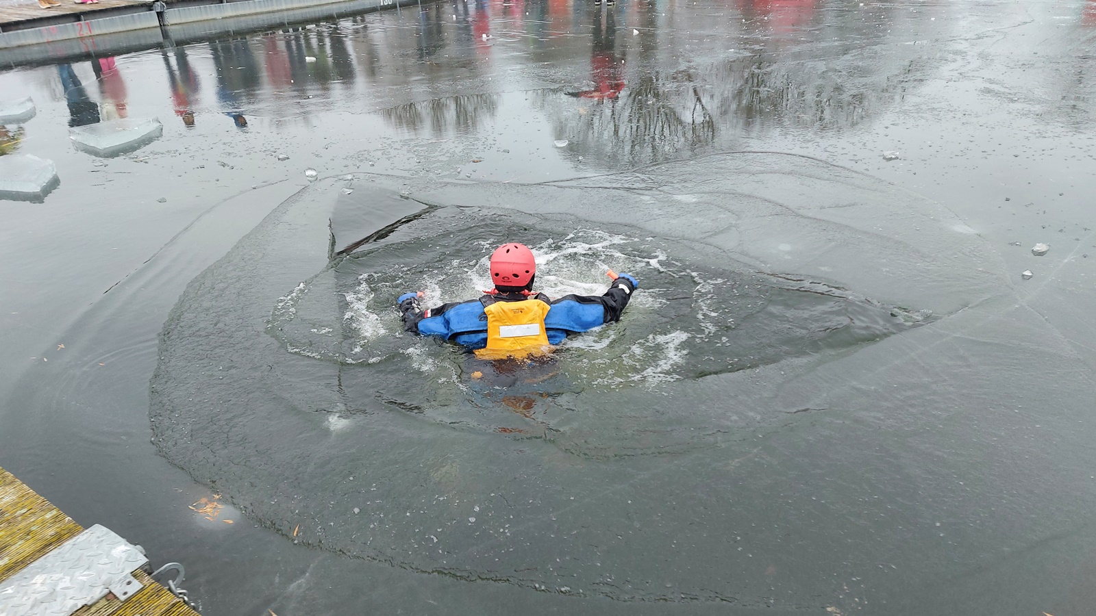 Pokaz ratownictwa lodowego w Suwałkach