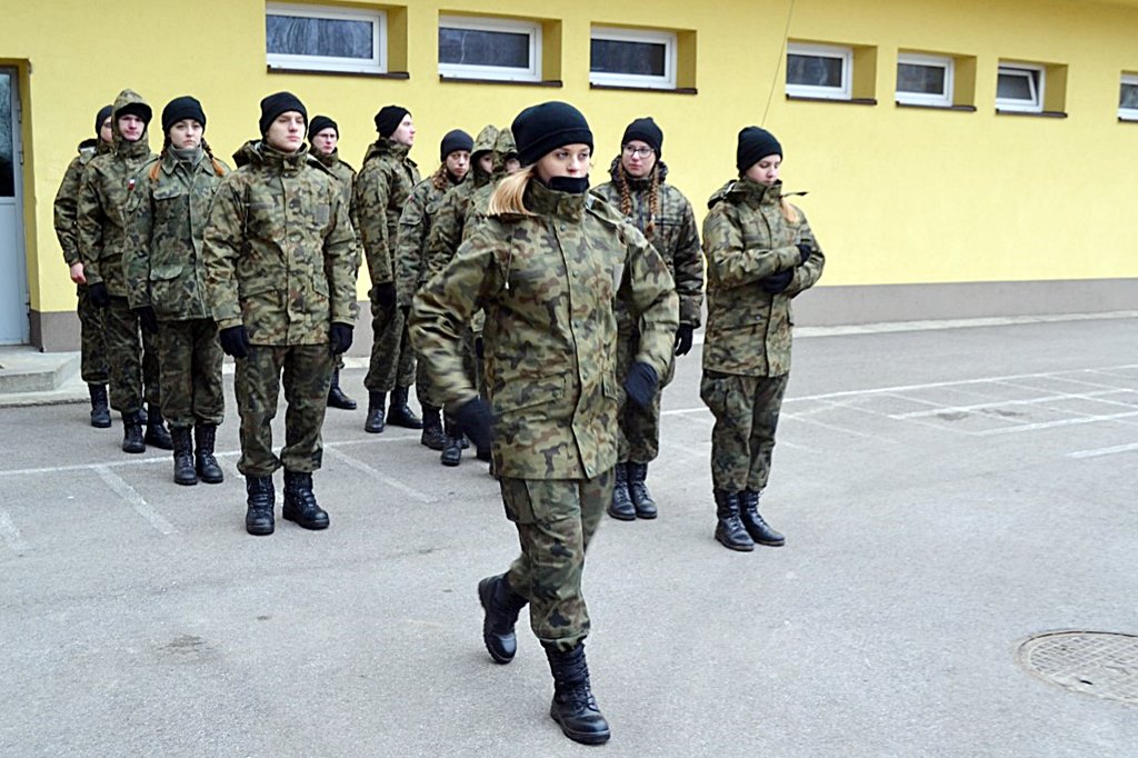Młodzież strzela i ćwiczy na poligonie pod okiem żołnierzy