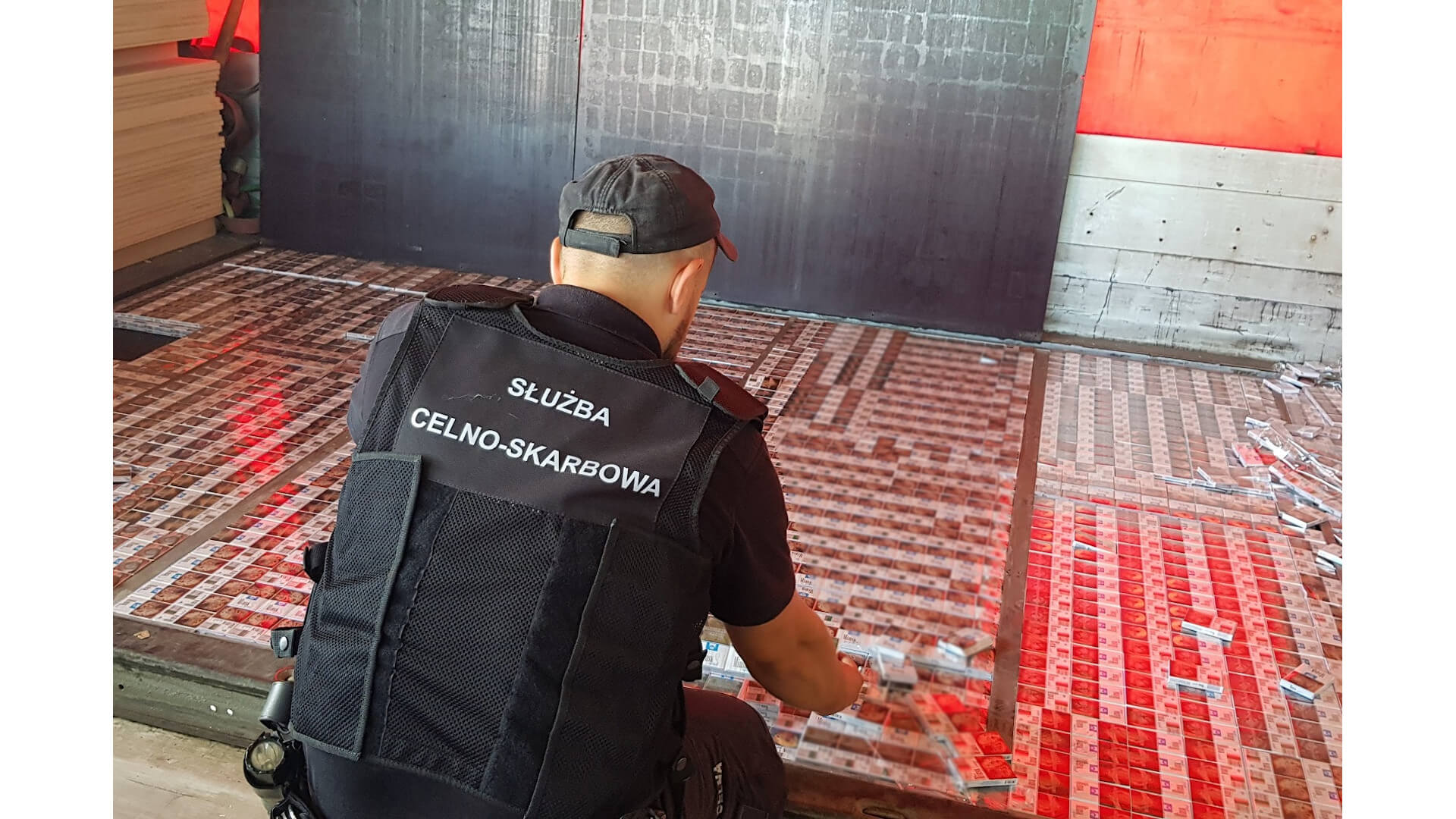 KAS udaremniła przemyt papierosów w transporcie płyt MDF