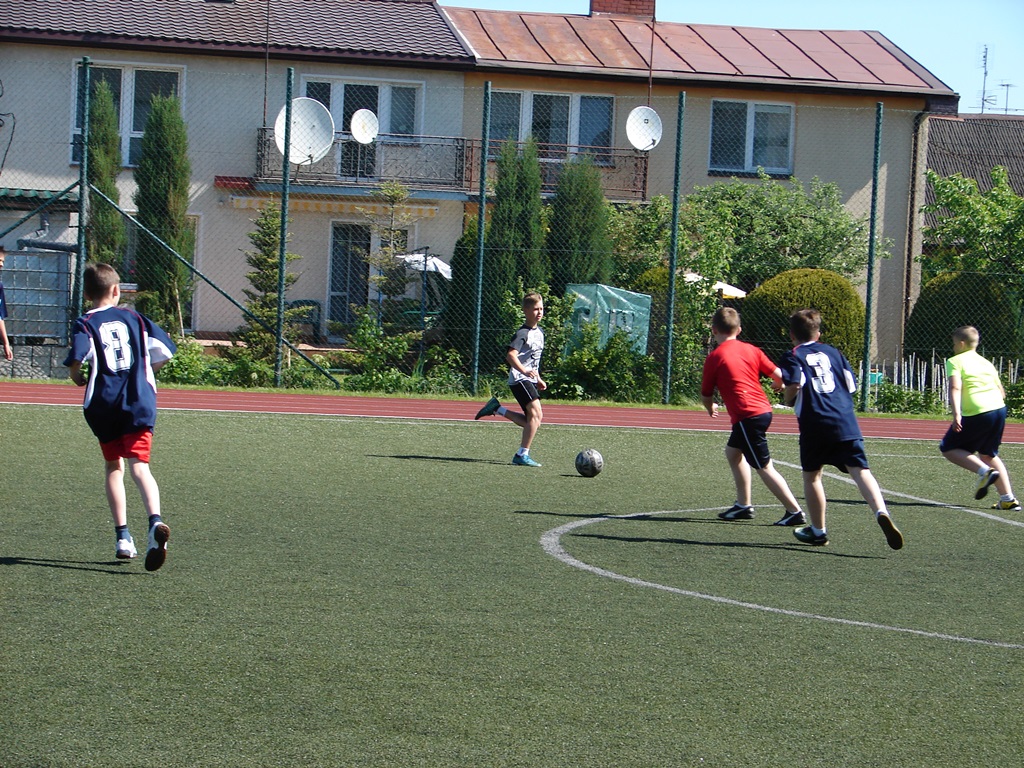 Przeciąganie liny, sztafeta czy bieg z przeszkodami – młodzież z 8 parafii wzięła udział w zambrowskiej Parafiadzie