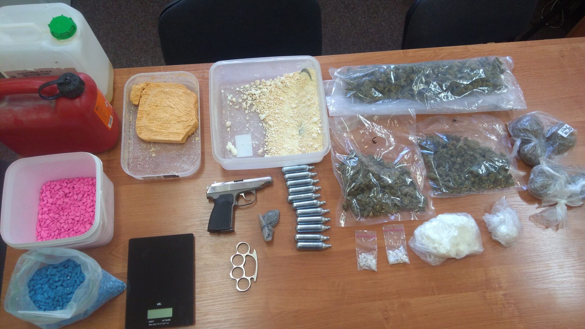 Ponad 1,5 kilograma narkotyków i broń znaleźli policjanci w jednym z mieszkań w Białymstoku