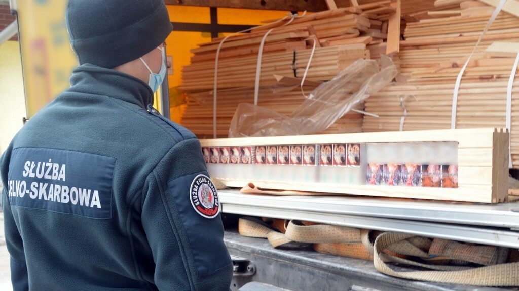 KAS i CBŚP udaremniły w Budzisku przemyt papierosów ukrytych w transporcie desek [wideo]
