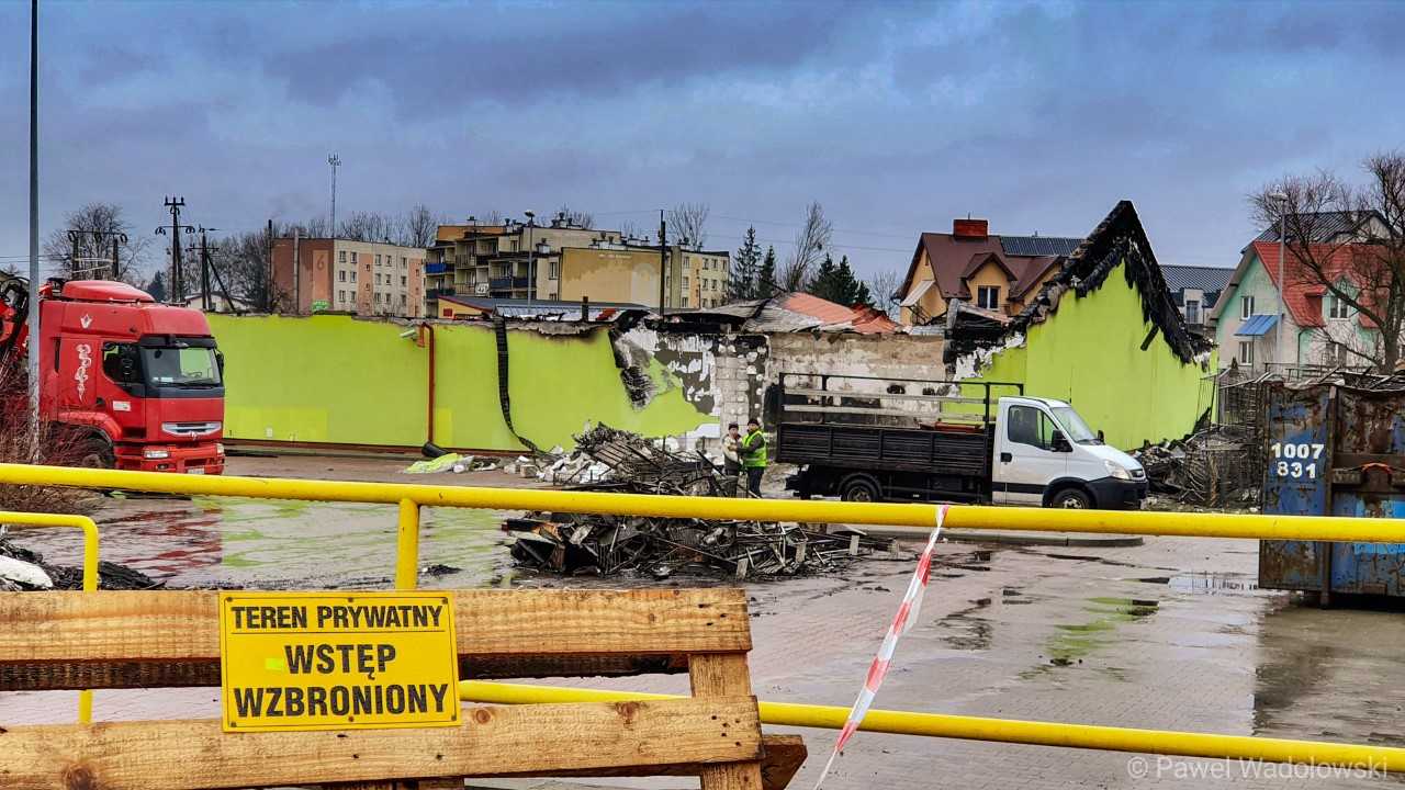 Po pożarze marketu, mieszkańców Rajgrodu na zakupy do Grajewa dowozi specjalny autobus