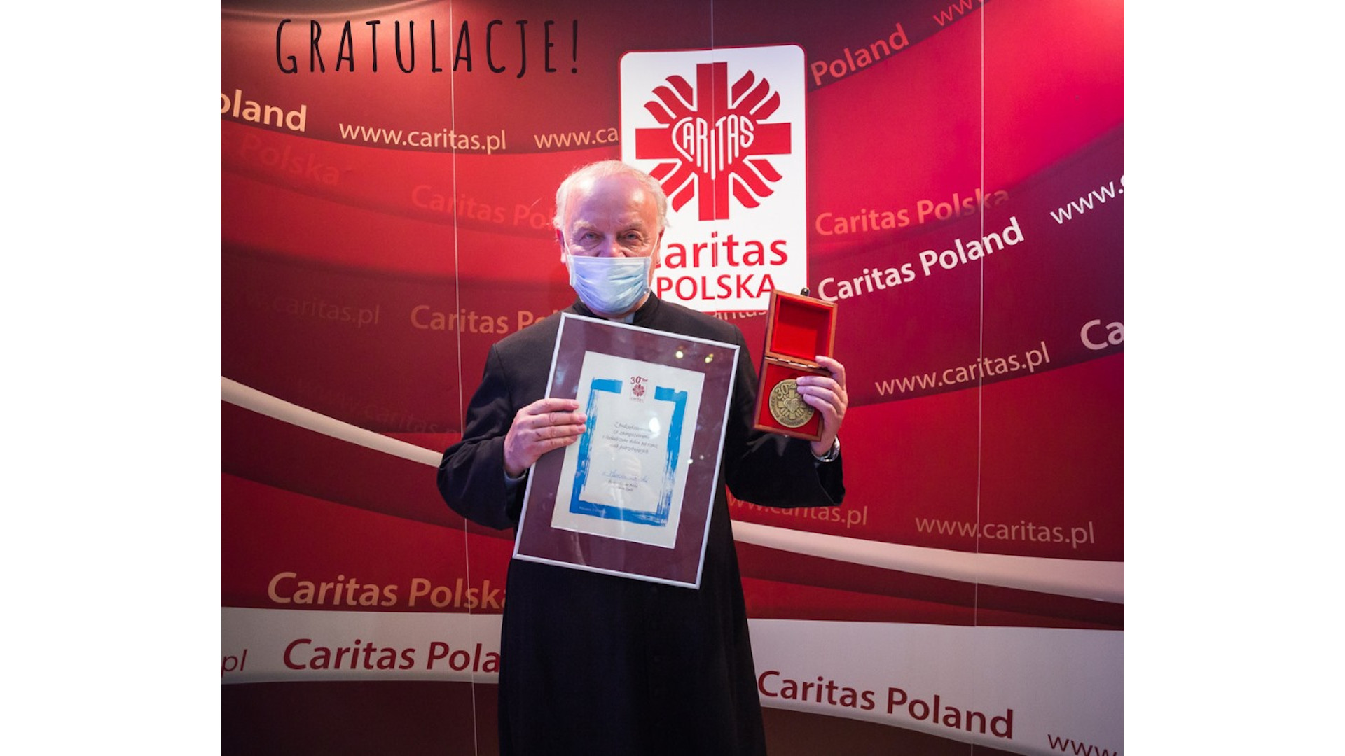 Ksiądz Wojciech Łazewski otrzymał medal 30-lecia Caritas Polska