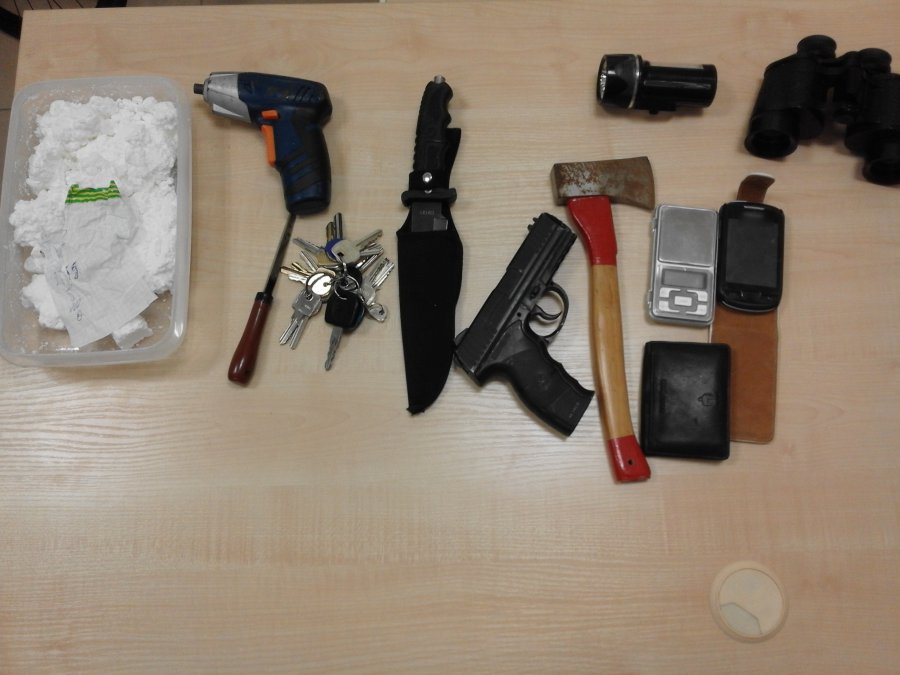 Białostoccy policjanci zatrzymali 43-letniego kierowcę – miał przy sobie broń i narkotyki