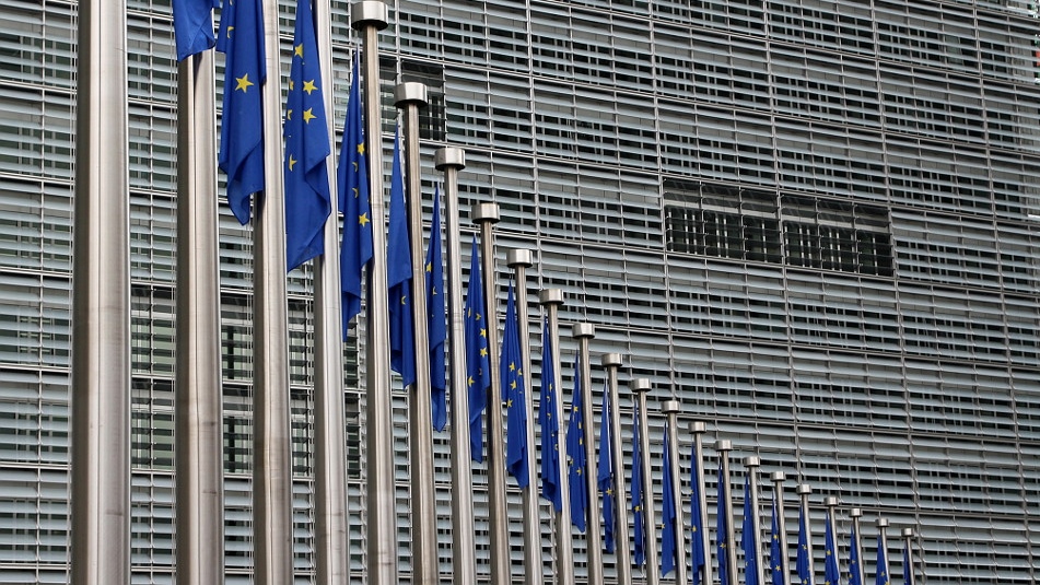 KE rysuje ścieżkę stopniowego wyjścia z ograniczeń, ale na razie bez otwarcia granic