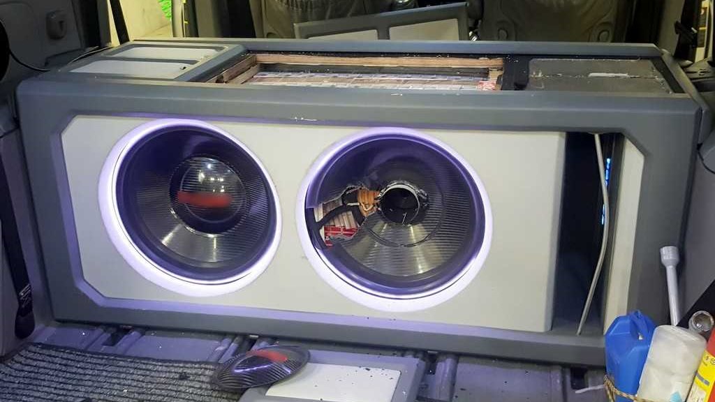 Papierosy ukryte w sprzęcie muzycznym przechwycone na przejściu w Kuźnicy