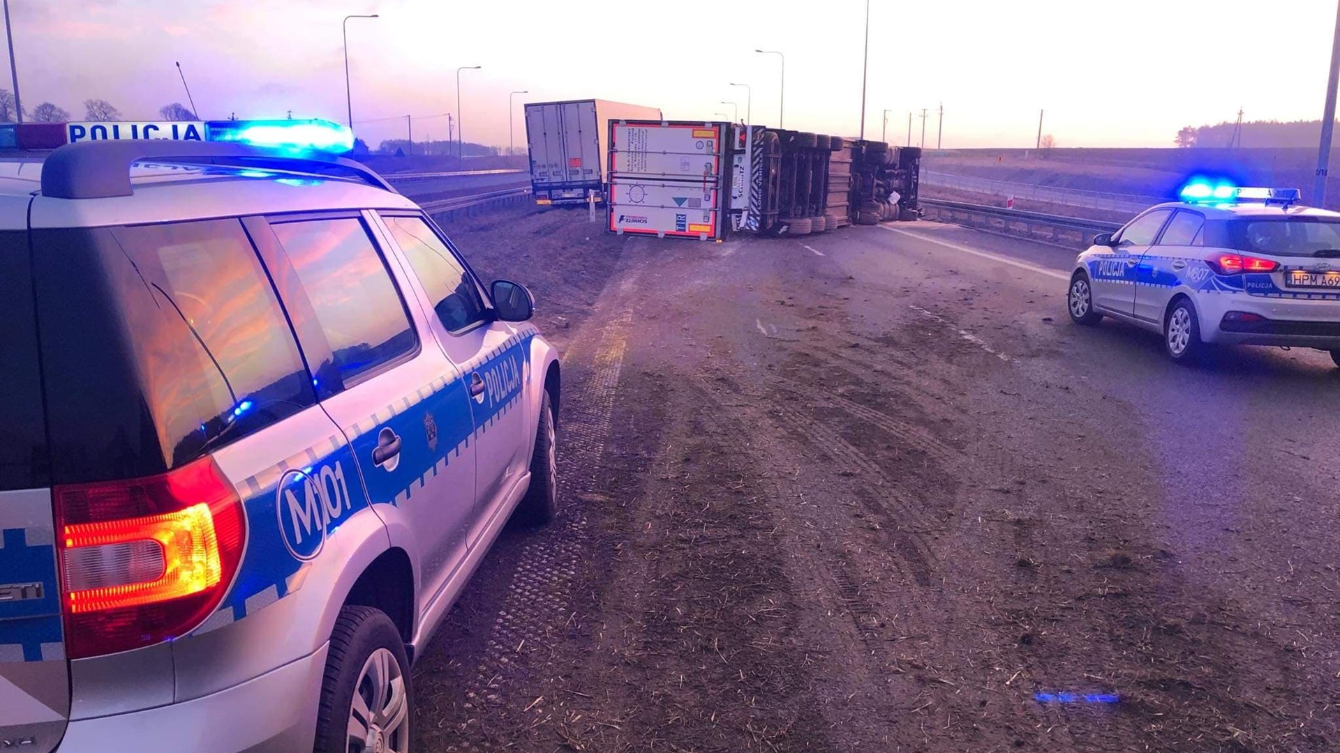 Wywrócona ciężarówka blokowała trasę S8 w kierunku Białegostoku