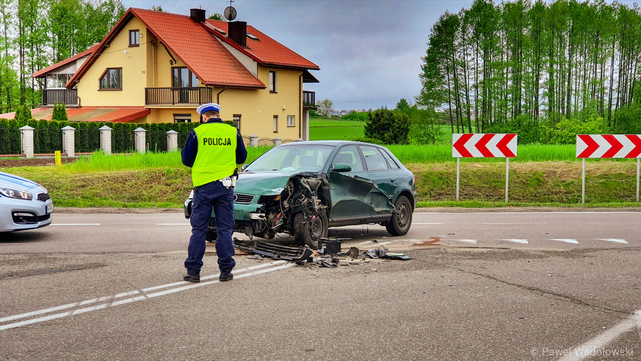 Wypadek przy wjeździe do Piątnicy - jedna osoba trafiła do szpitala