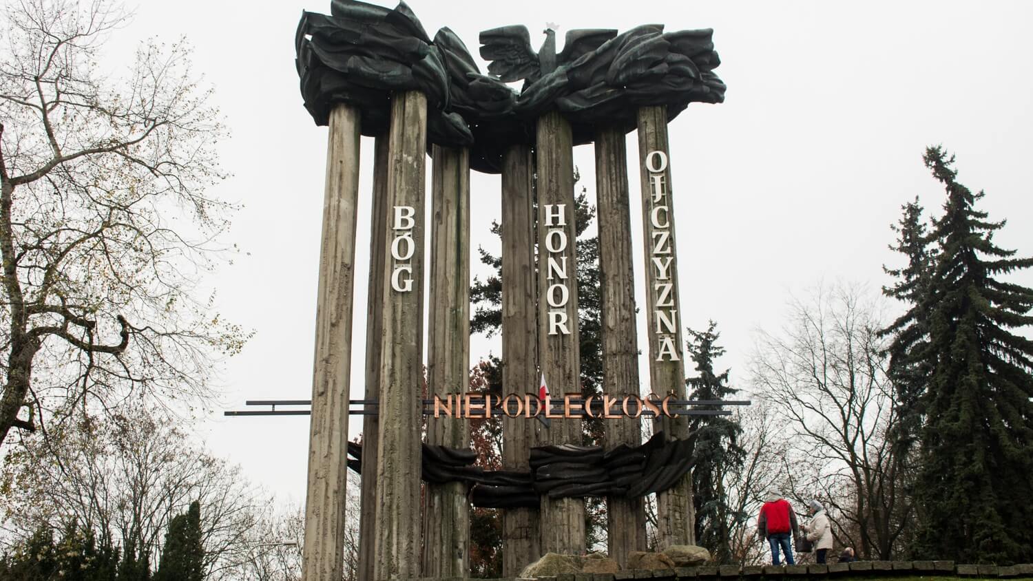 "Niepodległość" zawisła na białostockim pomniku bezprawnie