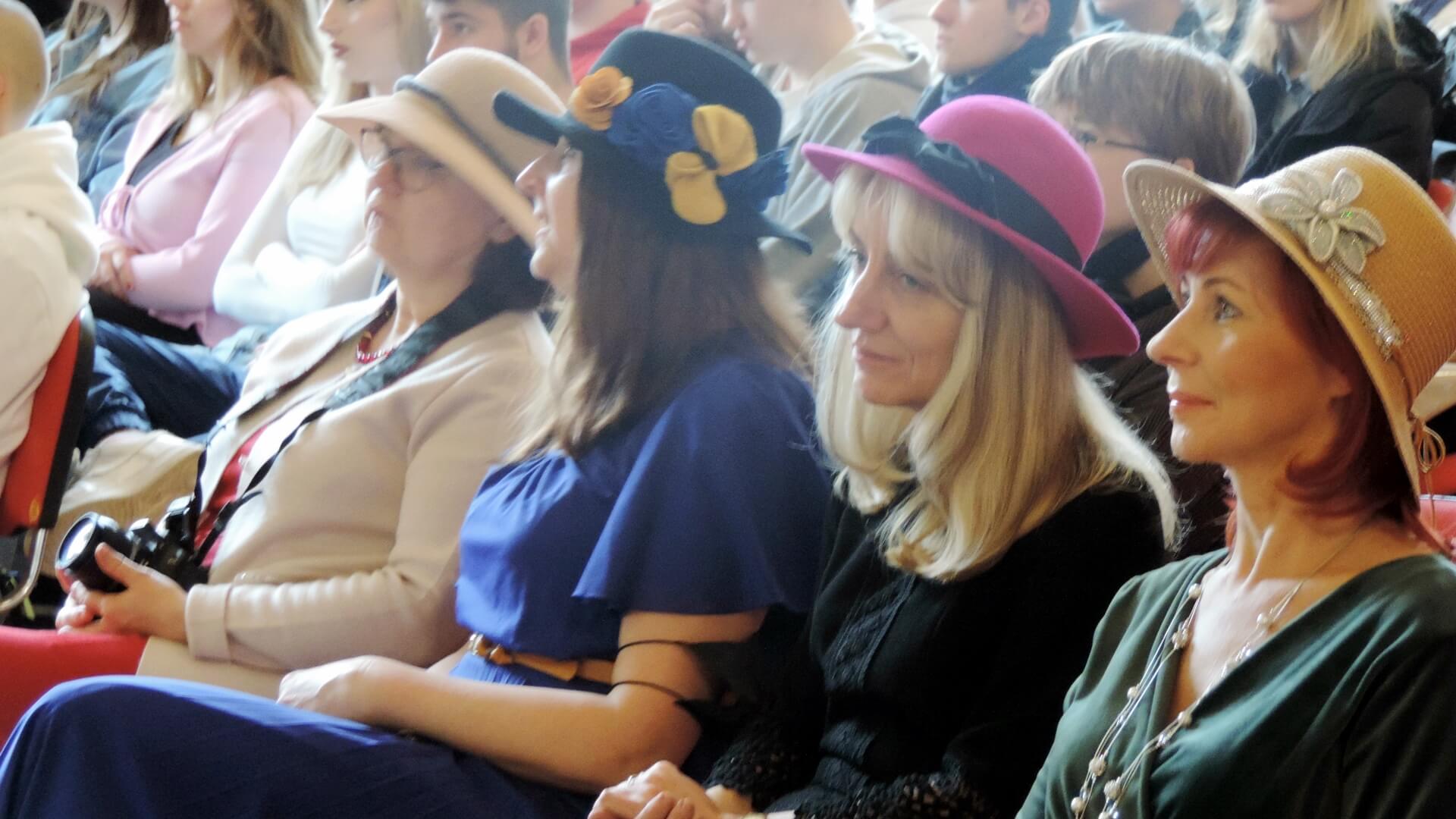 Dzień Kapelusza w II Liceum Ogólnokształcącym im. Marii Konopnickiej w Łomży