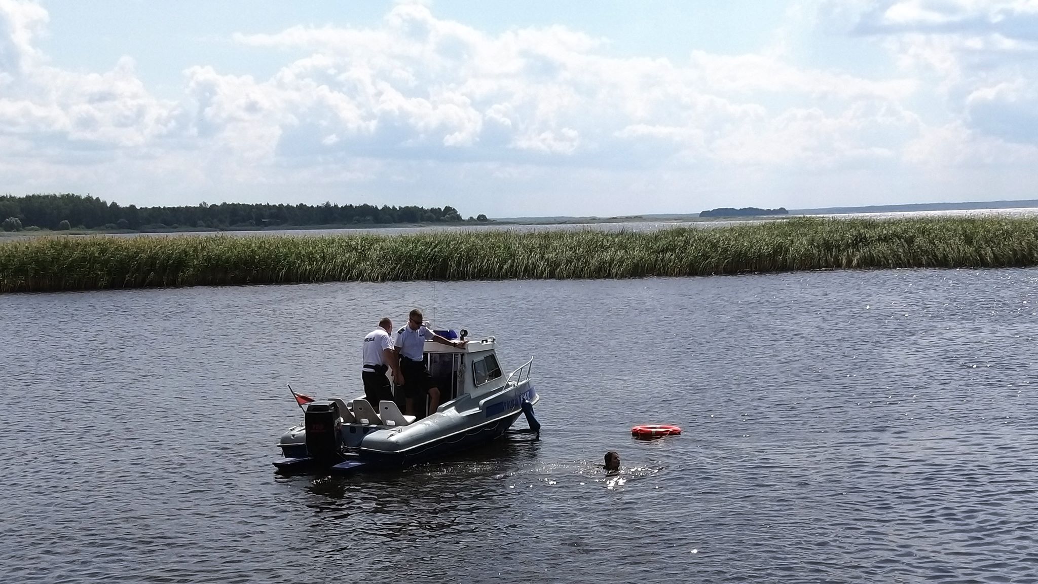 Policjanci przypominają o bezpiecznym zachowaniu na wodzie [zdjęcia, wideo]
